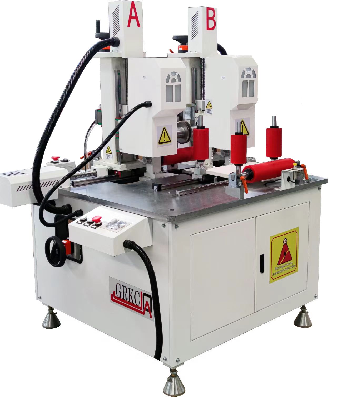 在隔熱斷橋鋁型材的生產(chǎn)過(guò)程中，設(shè)備的選擇直接影響生產(chǎn)效率和產(chǎn)品質(zhì)量